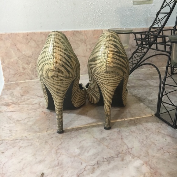 Colin Stuart Pointed Toe Heels - Picture 3 of 3